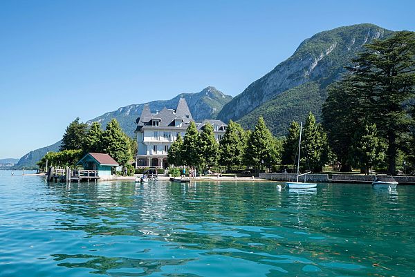 Des vacances inoubliables à Annecy : séjourner dans un hôtel ou un camping 4 étoiles ?