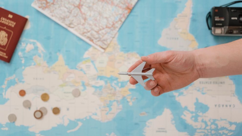 Comment économiser sur les vols : stratégies + outils 2026